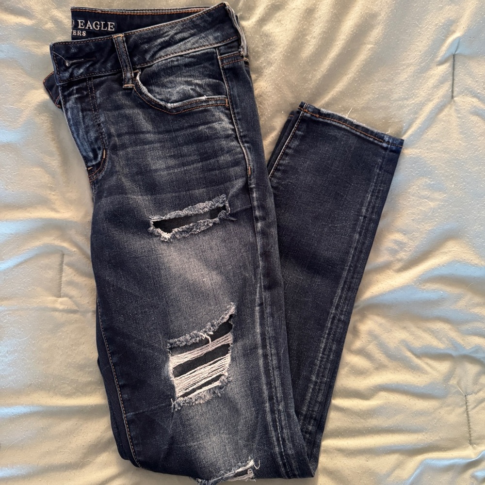 ✨NWOT— AEO distressed skinny jeans✨